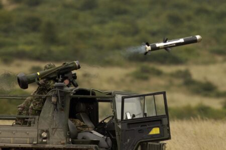 British Army tests lightweight Javelin antitank weapon at record range